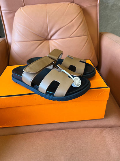 Sandálias chipre Hermès em couro bege