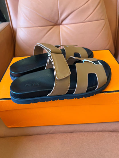 Sandálias chipre Hermès em couro bege