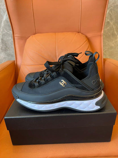 Zapatillas negras de caña baja de Chanel