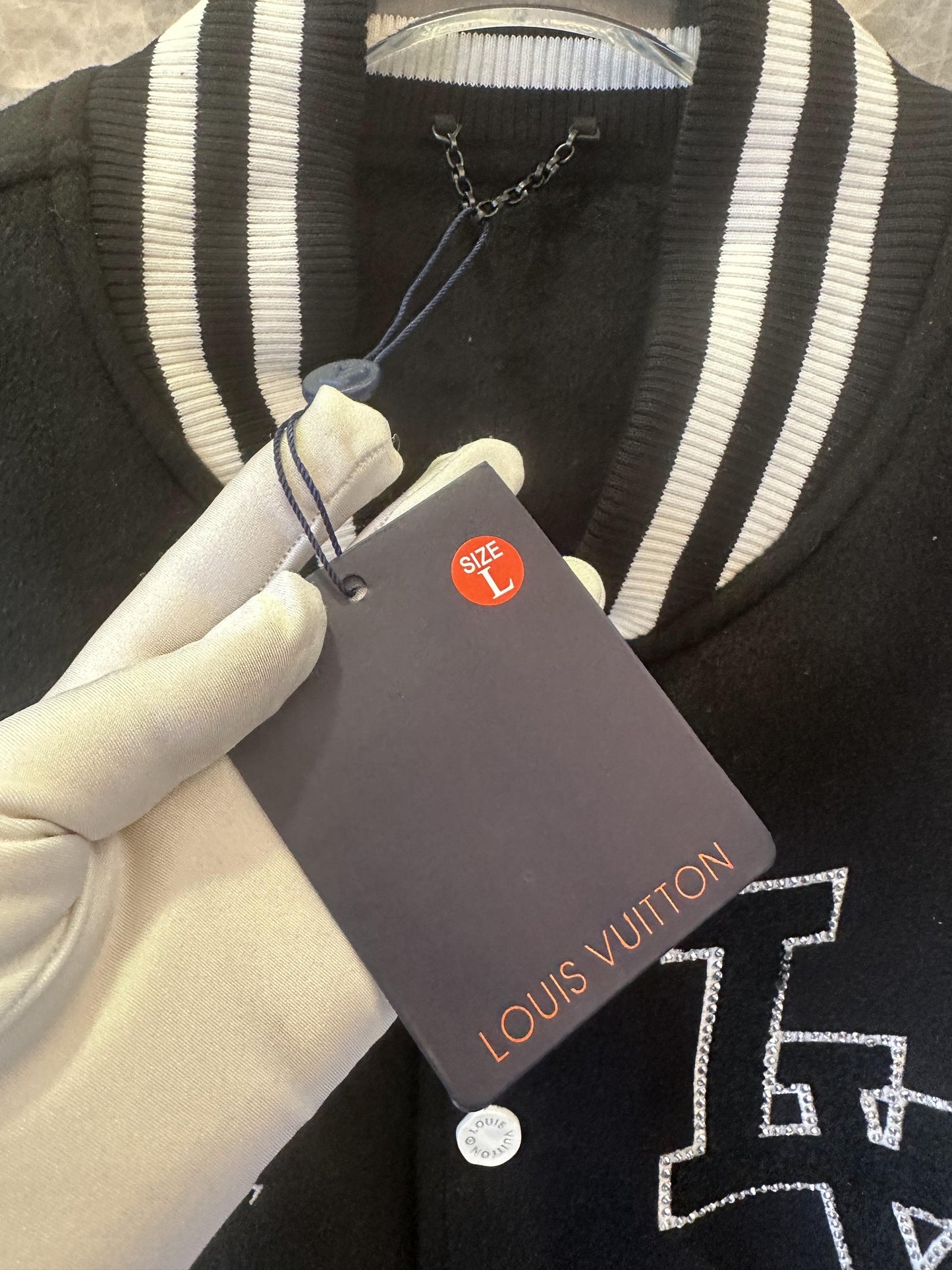 Chaqueta bomber universitaria de Louis Vuitton con monograma y marca bordada