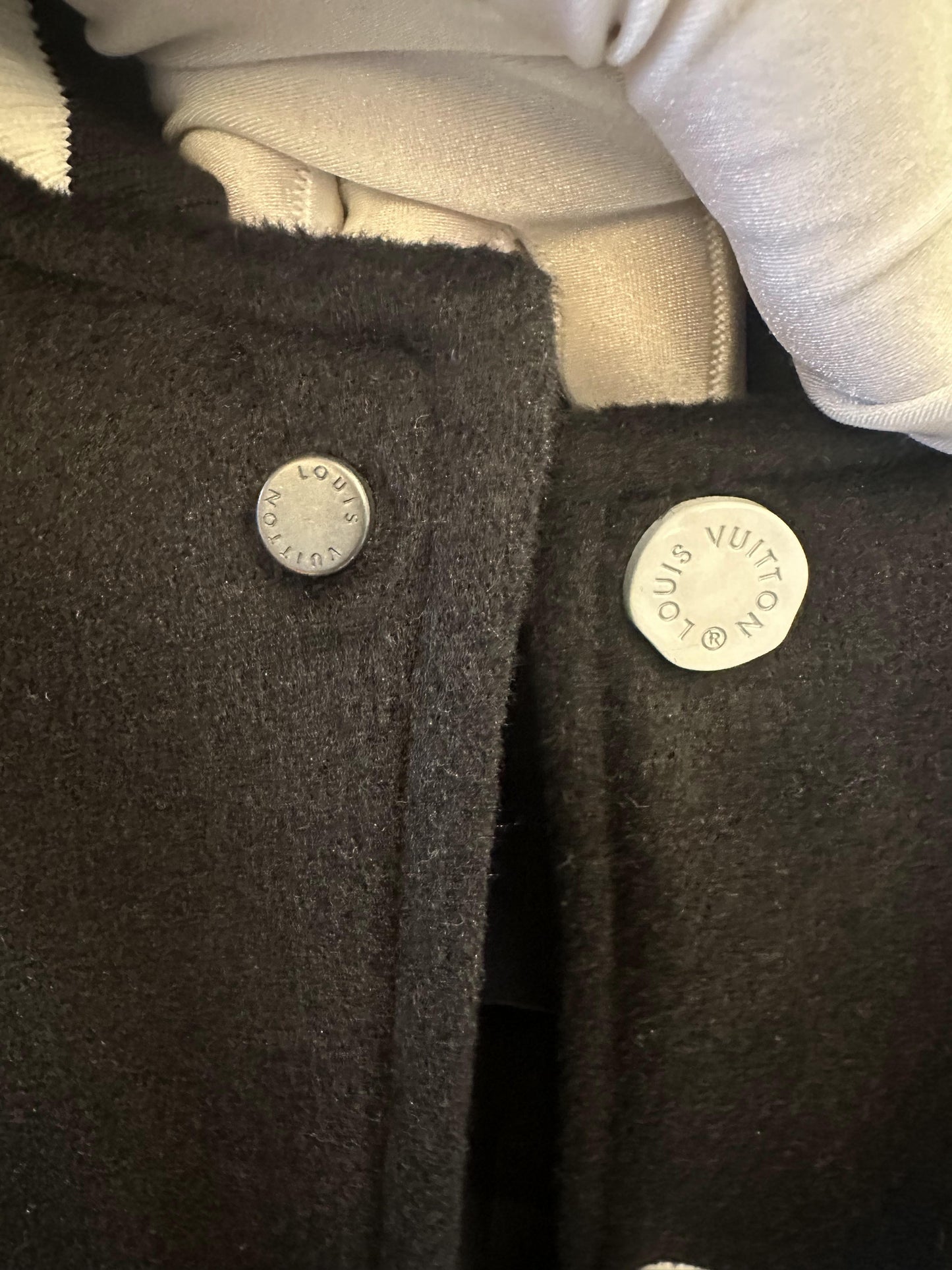 Chaqueta bomber universitaria de Louis Vuitton con monograma y marca bordada