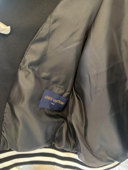 Chaqueta bomber universitaria de Louis Vuitton con monograma y marca bordada