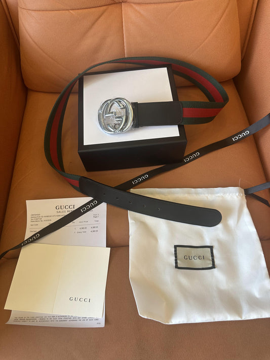 Cinto Gucci com listras e fivela dupla G prateada