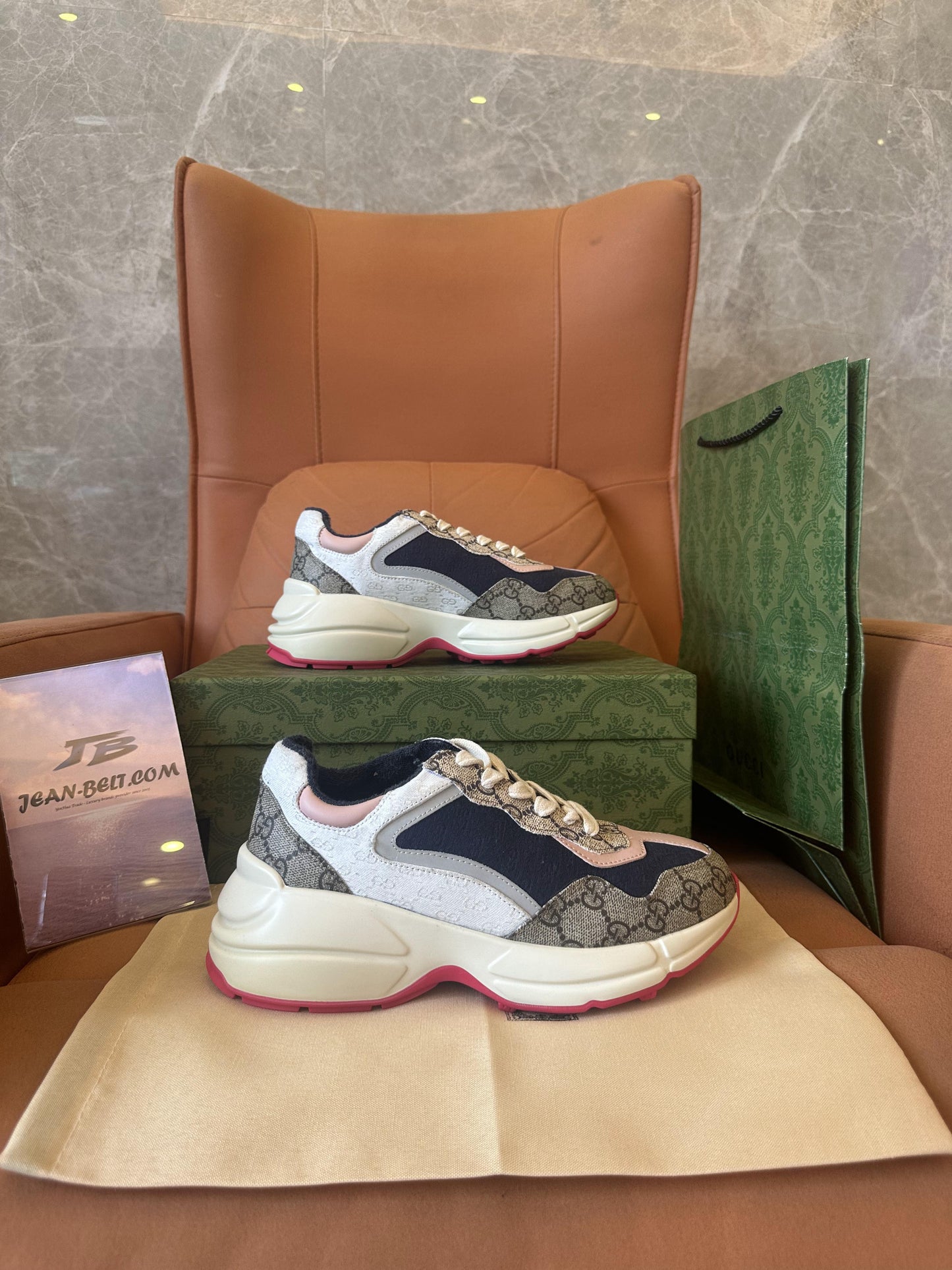 Tênis Gucci GG Rhyton confortável