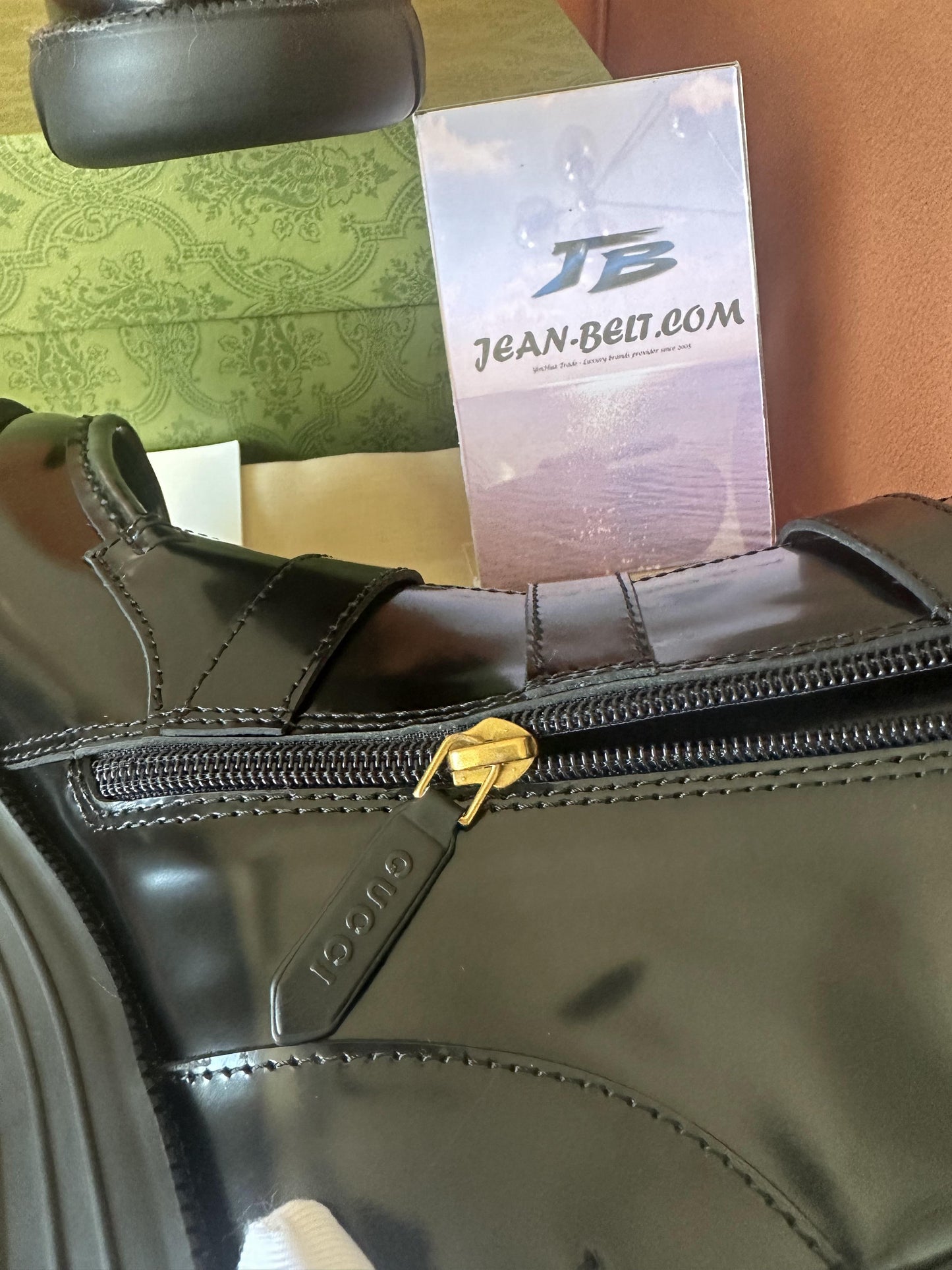 Botas de combate de couro envernizado da Gucci