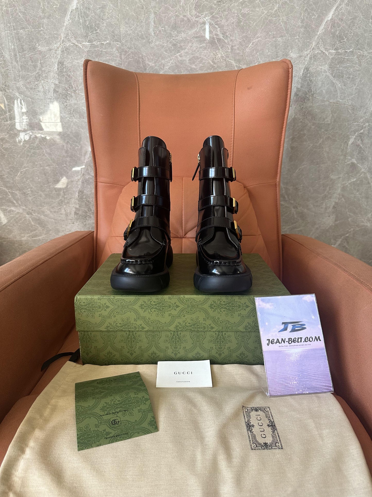 Botas de combate de couro envernizado da Gucci