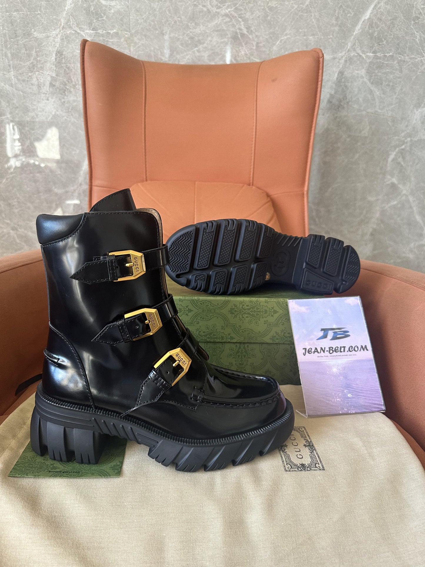 Botas de combate de couro envernizado da Gucci
