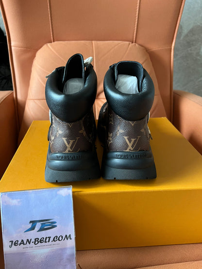Botas Louis Vuitton Ruby Flat Ranger com monograma em couro de bezerro envernizado
