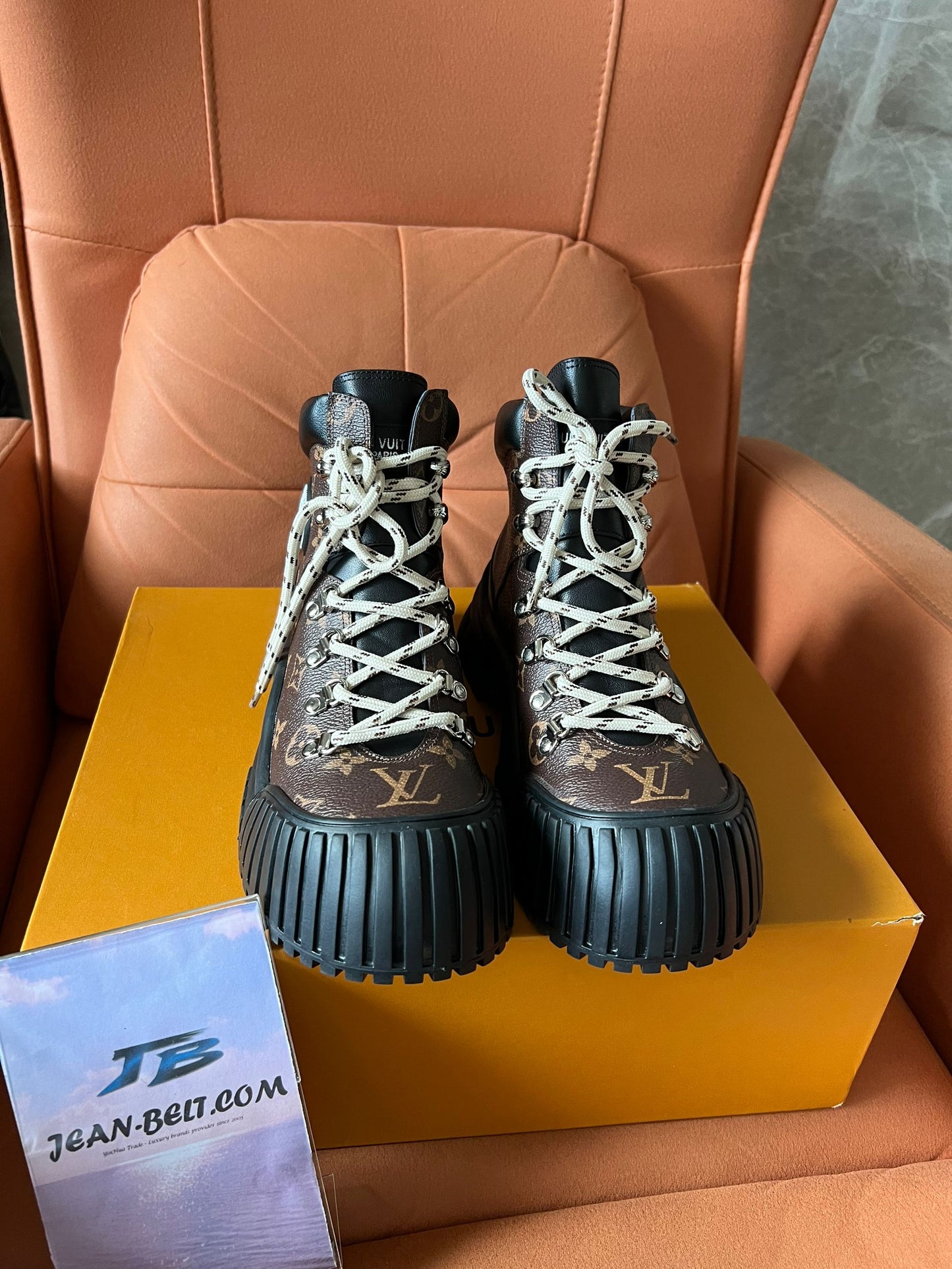 Botas Louis Vuitton Ruby Flat Ranger com monograma em couro de bezerro envernizado