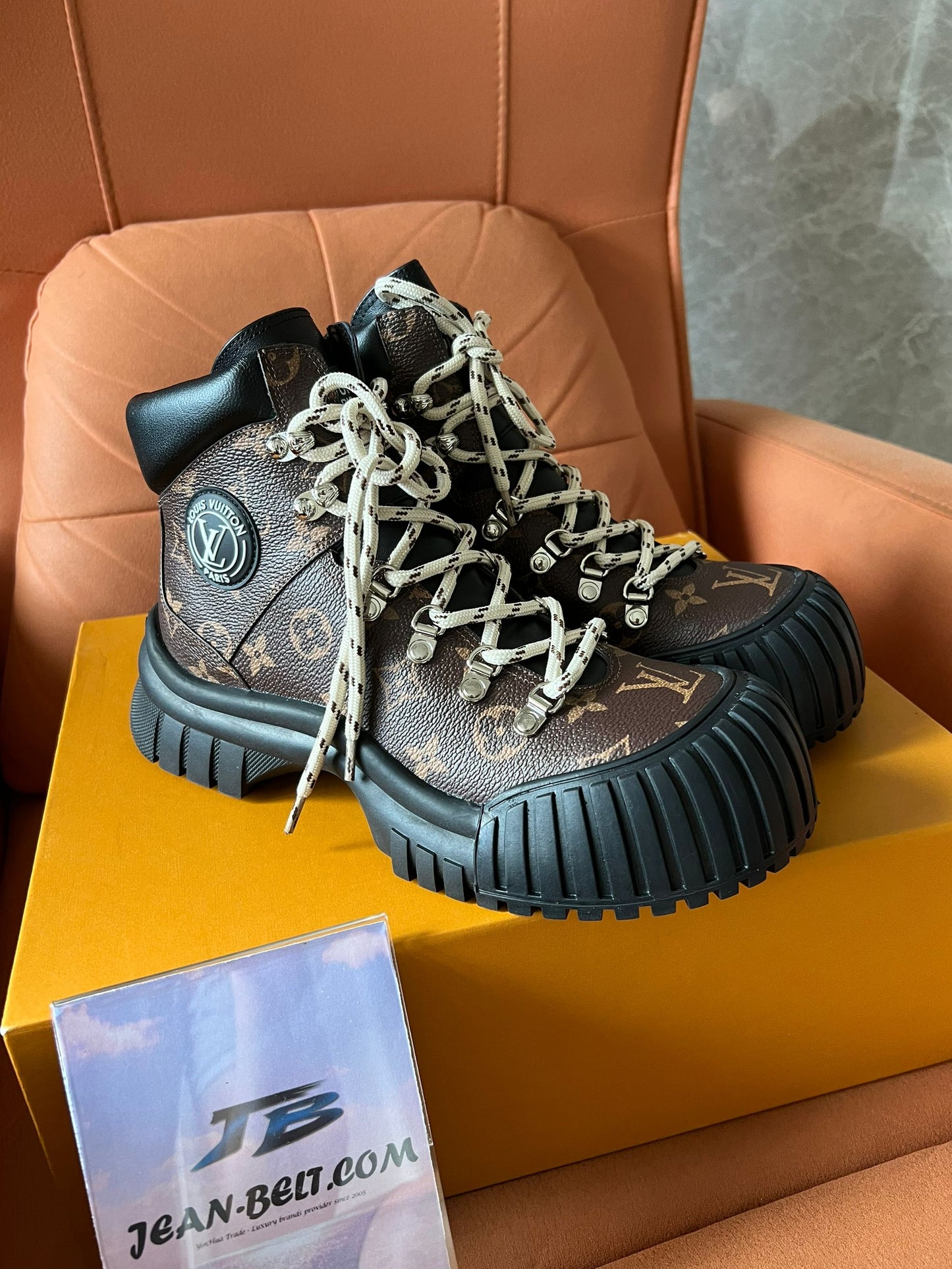 Botas Louis Vuitton Ruby Flat Ranger com monograma em couro de bezerro envernizado