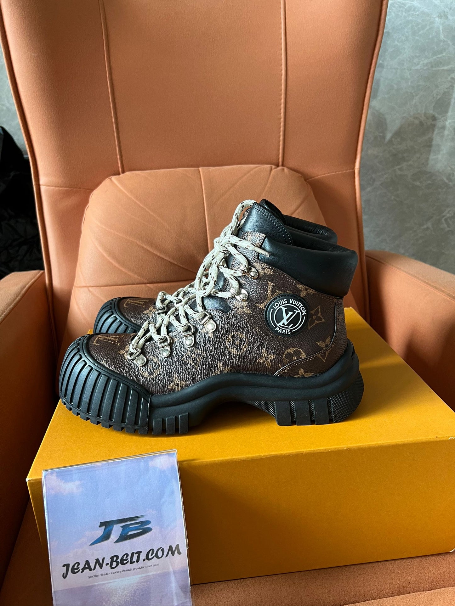 Botas Louis Vuitton Ruby Flat Ranger com monograma em couro de bezerro envernizado