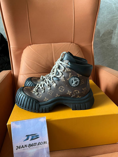 Botas Louis Vuitton Ruby Flat Ranger com monograma em couro de bezerro envernizado