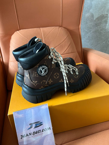 Botas Louis Vuitton Ruby Flat Ranger com monograma em couro de bezerro envernizado