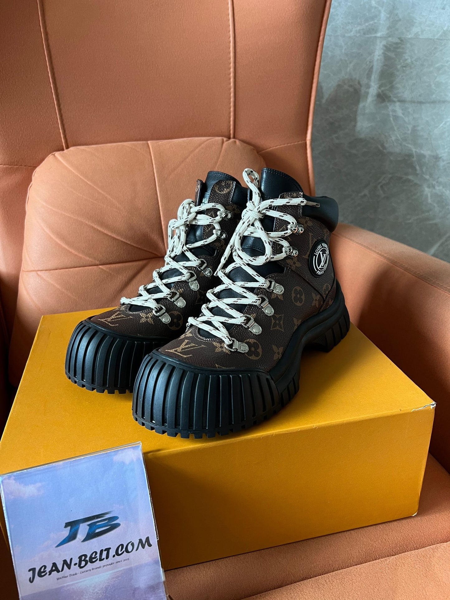 Botas Louis Vuitton Ruby Flat Ranger com monograma em couro de bezerro envernizado