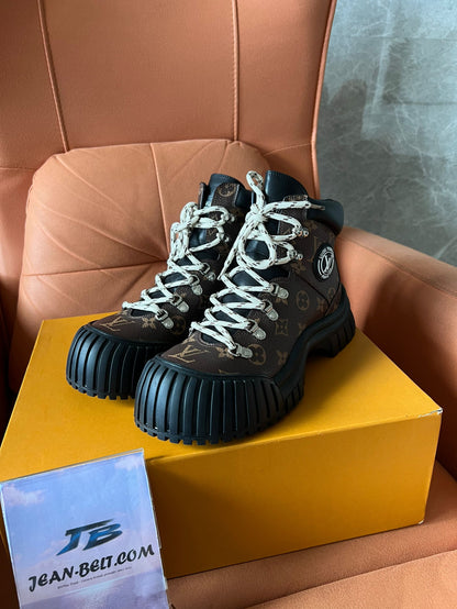 Botas Louis Vuitton Ruby Flat Ranger com monograma em couro de bezerro envernizado