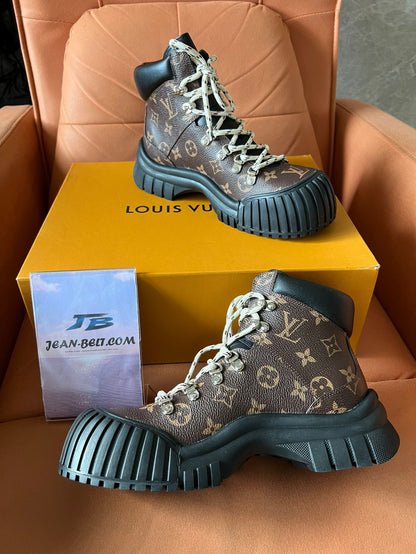 Botas Louis Vuitton Ruby Flat Ranger com monograma em couro de bezerro envernizado