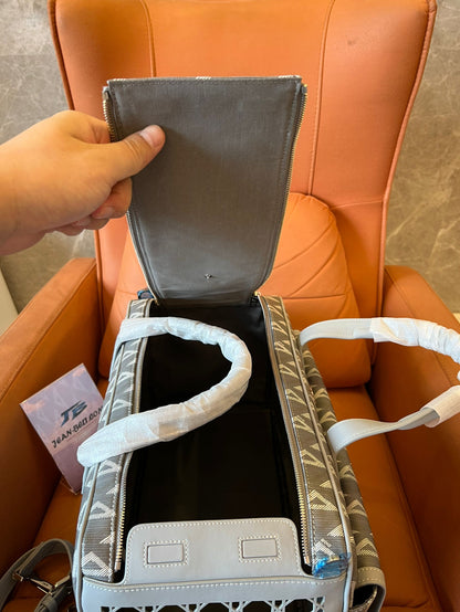 Bolso de transporte para mascotas Hit the Road de Dior en lona de algodón gris revestida con estampado de diamantes CD