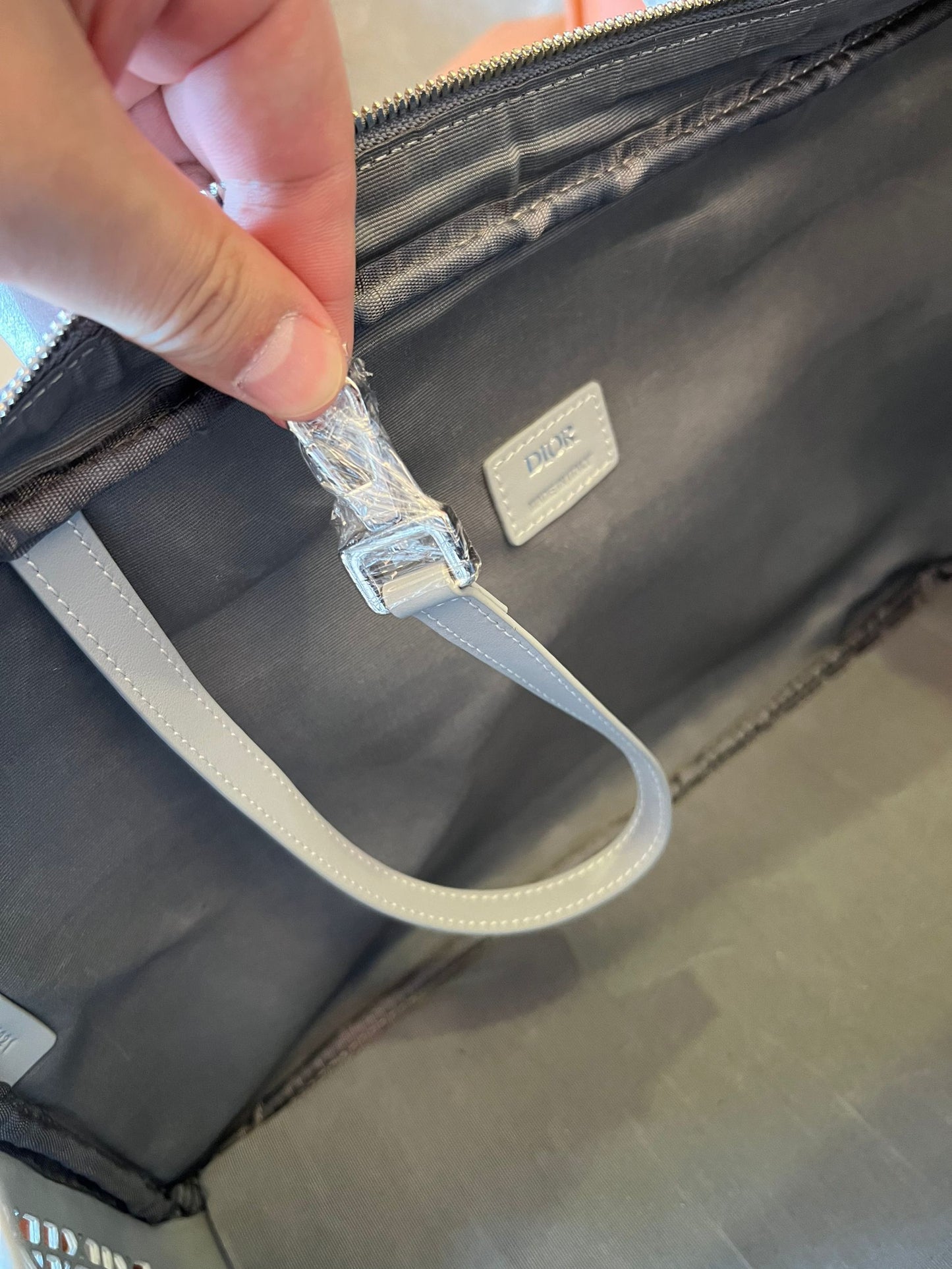 Bolso de transporte para mascotas Hit the Road de Dior en lona de algodón gris revestida con estampado de diamantes CD