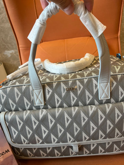 Bolso de transporte para mascotas Hit the Road de Dior en lona de algodón gris revestida con estampado de diamantes CD