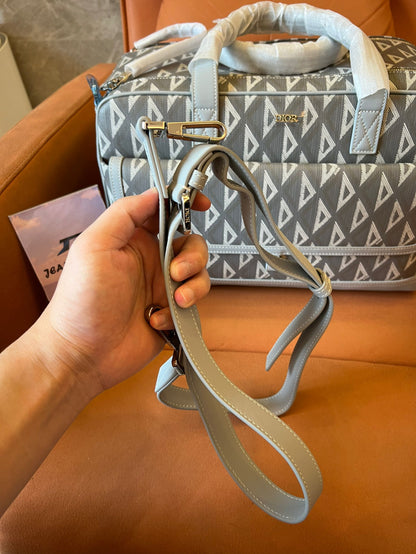 Bolso de transporte para mascotas Hit the Road de Dior en lona de algodón gris revestida con estampado de diamantes CD