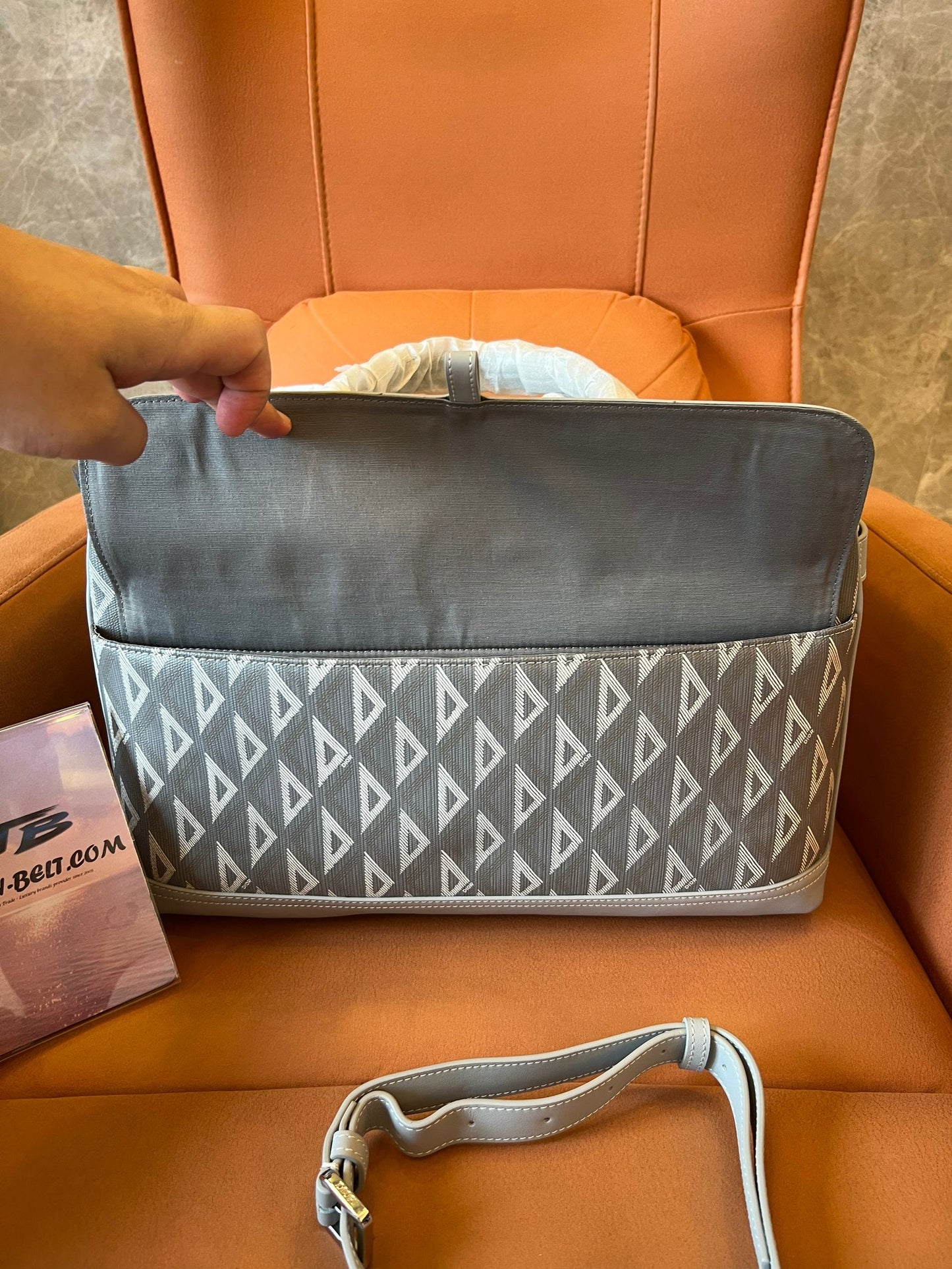 Bolso de transporte para mascotas Hit the Road de Dior en lona de algodón gris revestida con estampado de diamantes CD