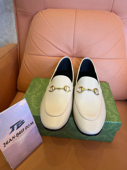 Mocassins de couro Gucci Horsebit em marfim