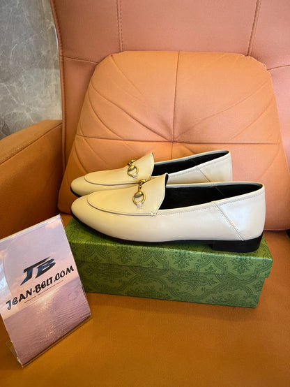 Mocassins de couro Gucci Horsebit em marfim