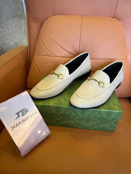Mocassins de couro Gucci Horsebit em marfim