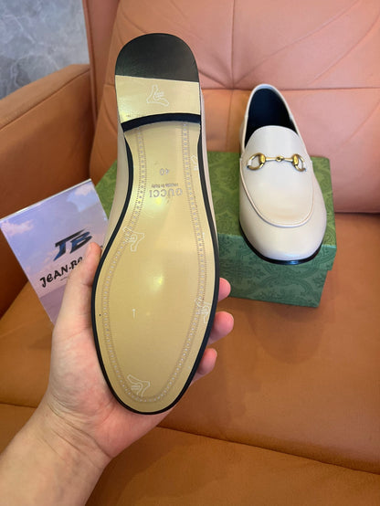 Mocassins de couro Gucci Horsebit em marfim