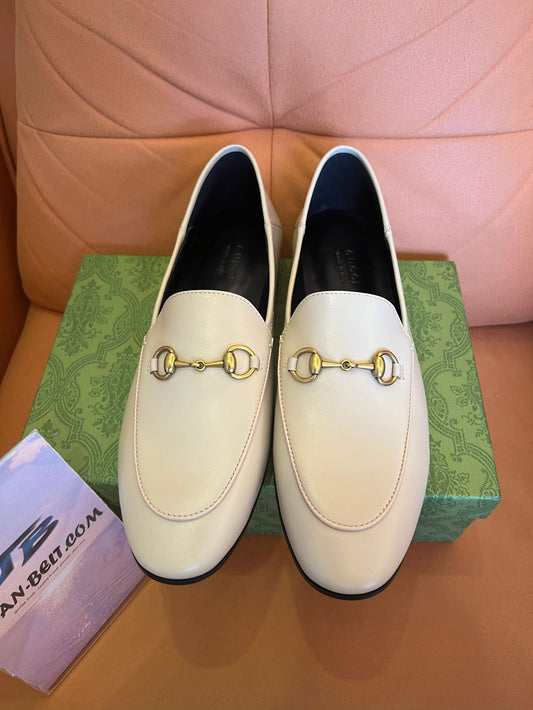 Mocassins de couro Gucci Horsebit em marfim