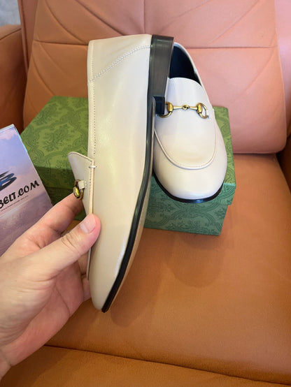 Mocassins de couro Gucci Horsebit em marfim
