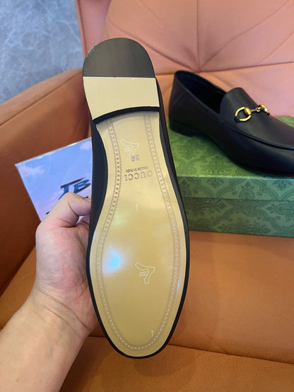 Mocassins de couro Gucci Horsebit em preto