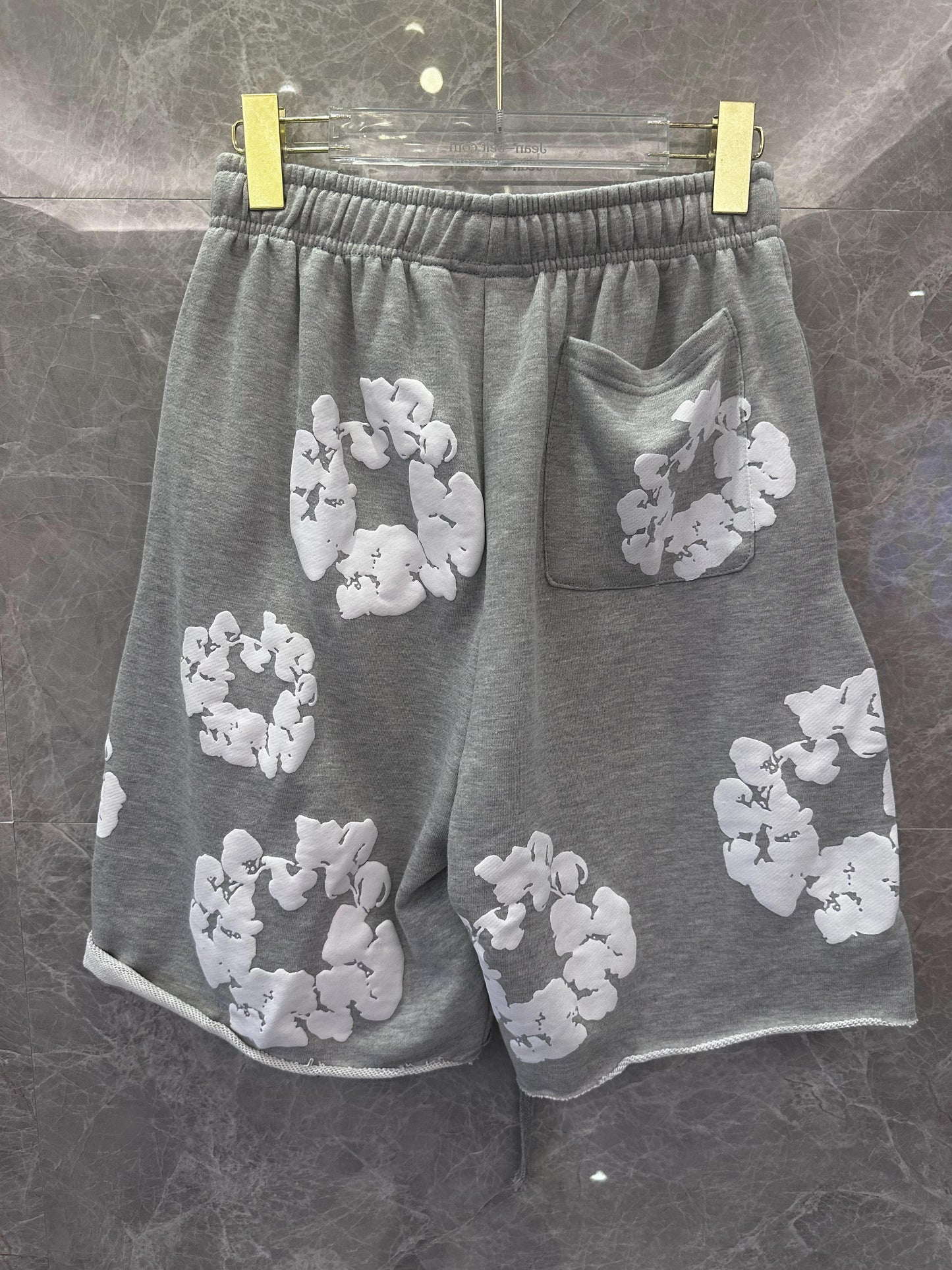 Shorts grises Four Cactus con estampado floral blanco
