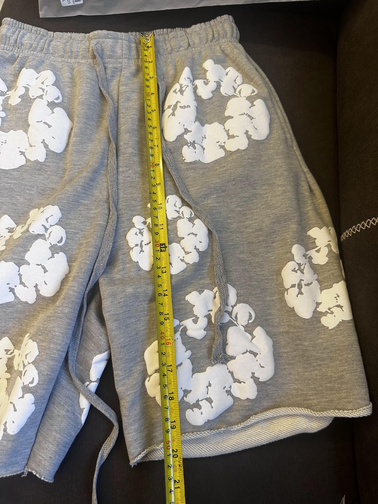 Shorts grises Four Cactus con estampado floral blanco