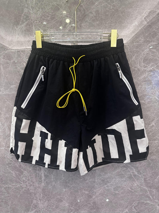 Shorts com logo Rhude preto e branco, com cordão amarelo e zíper