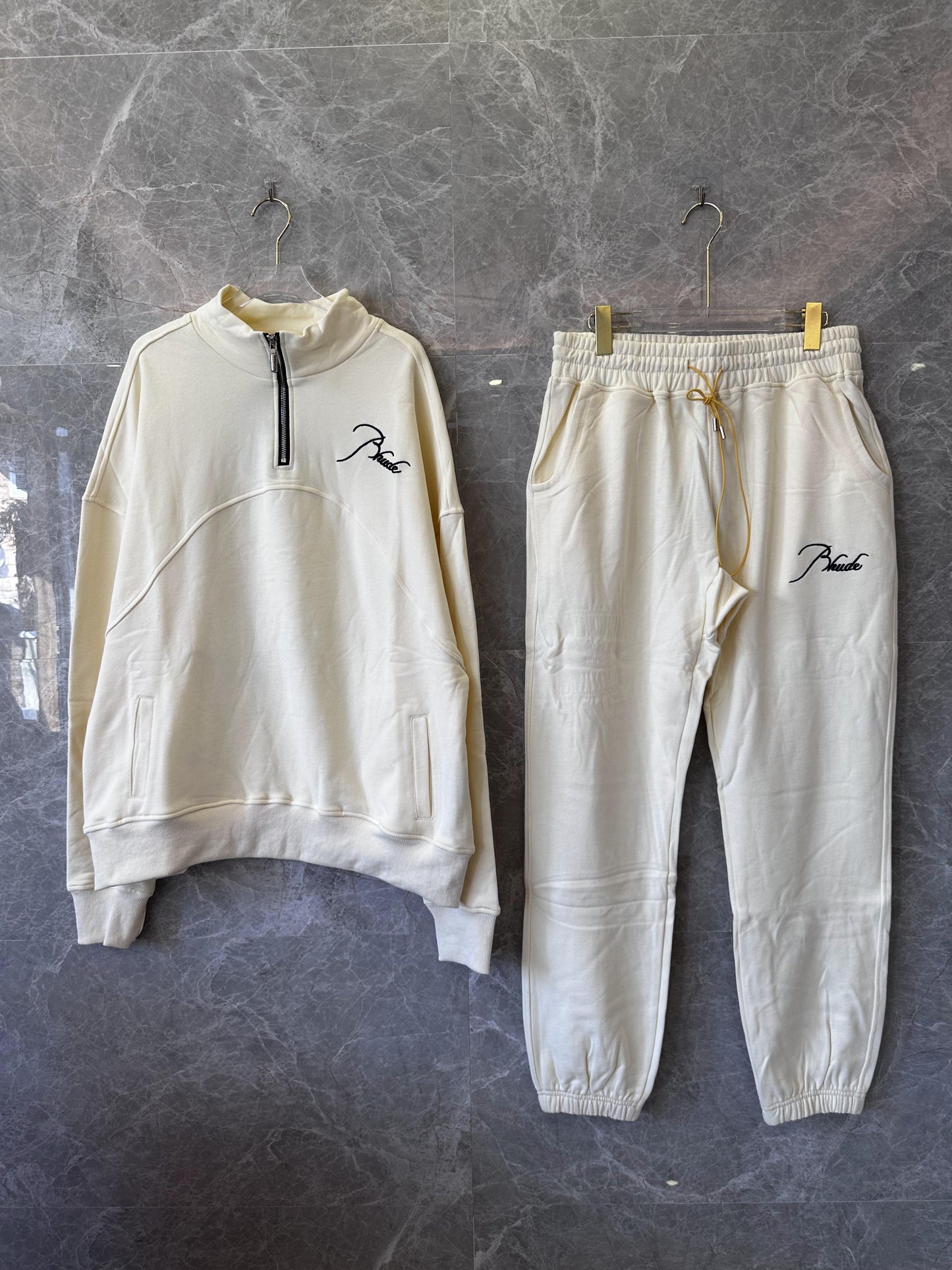 Conjunto de chándal Rhude color crema con bordado característico
