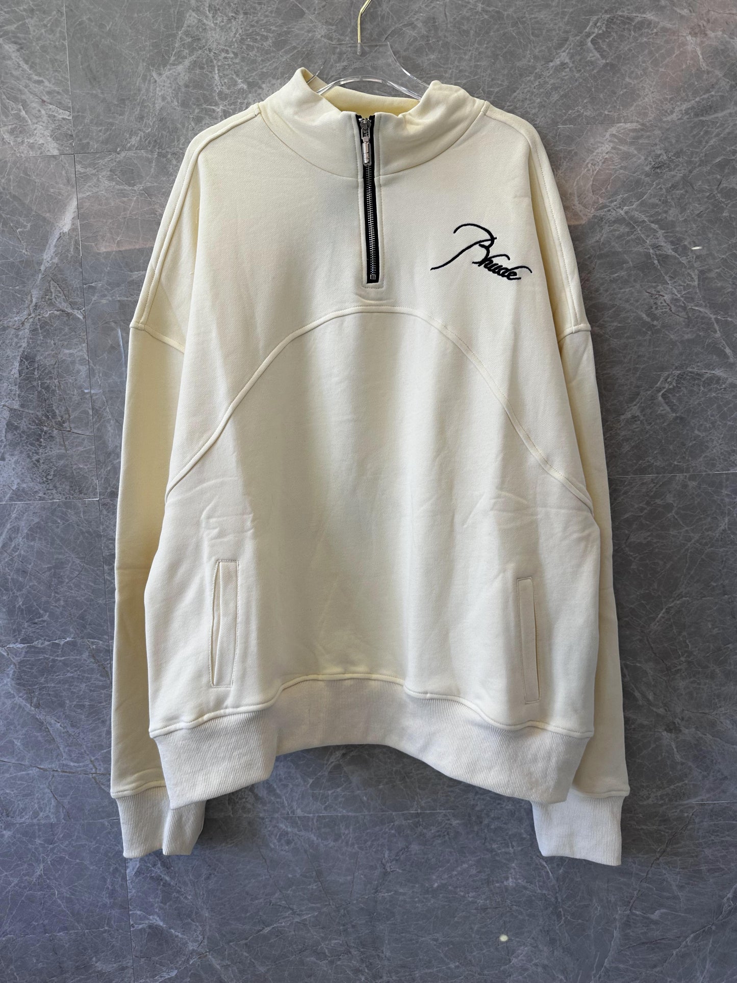 Conjunto de chándal Rhude color crema con bordado característico