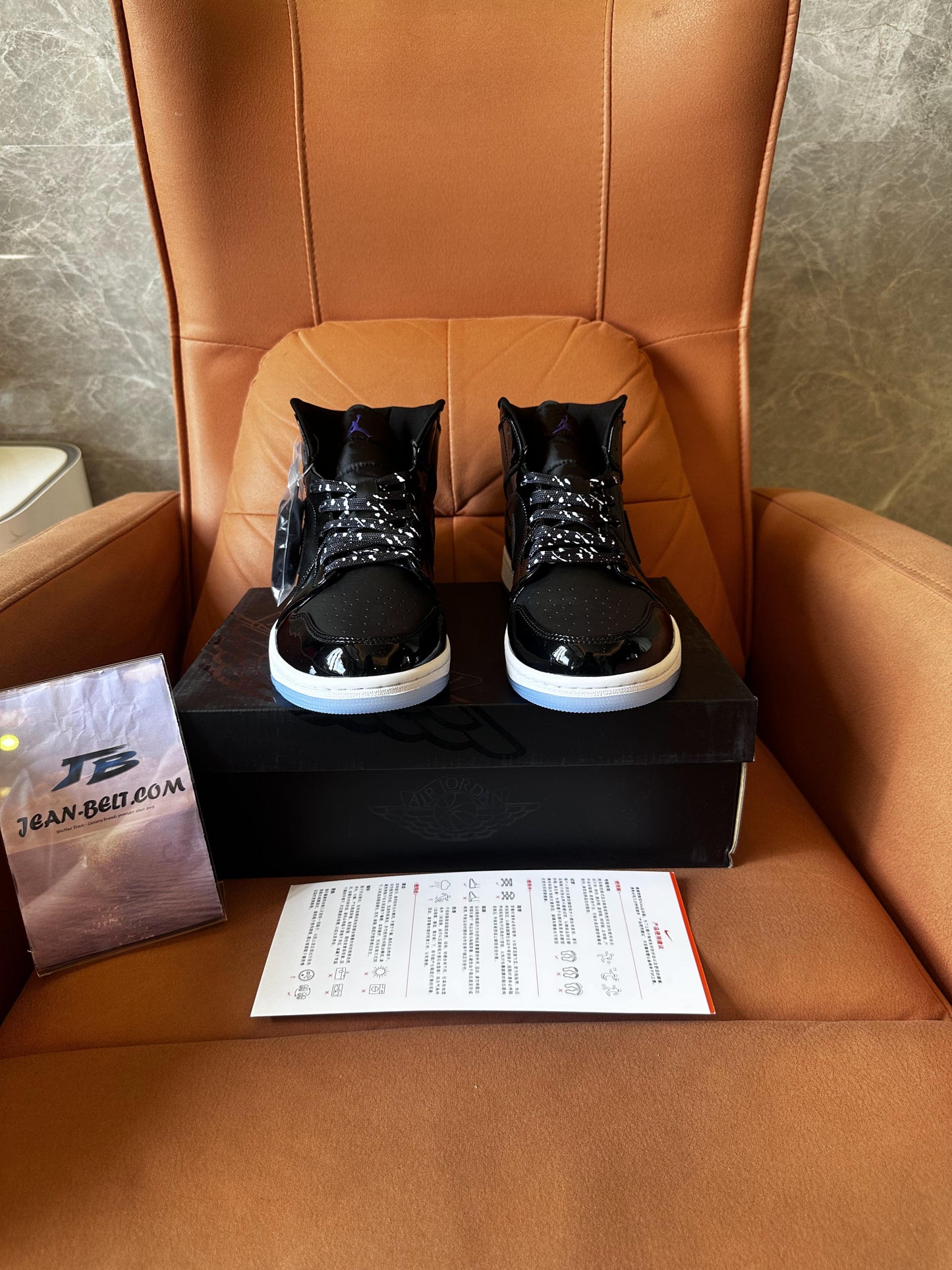 Air Jordan 1 Mid "Negro Patentado"