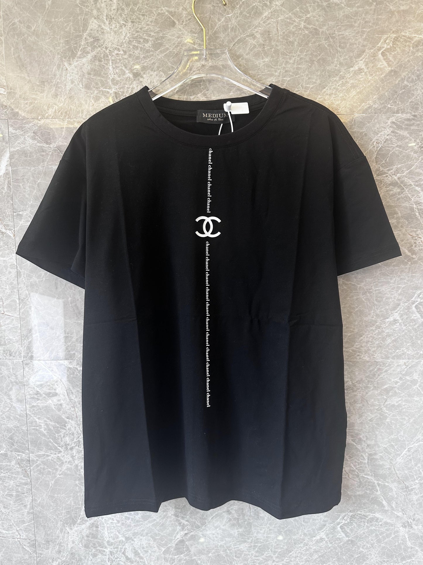 Camiseta negra con estampado del logotipo clásico de Chanel