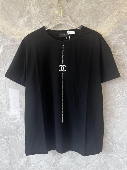 Camiseta negra con estampado del logotipo clásico de Chanel