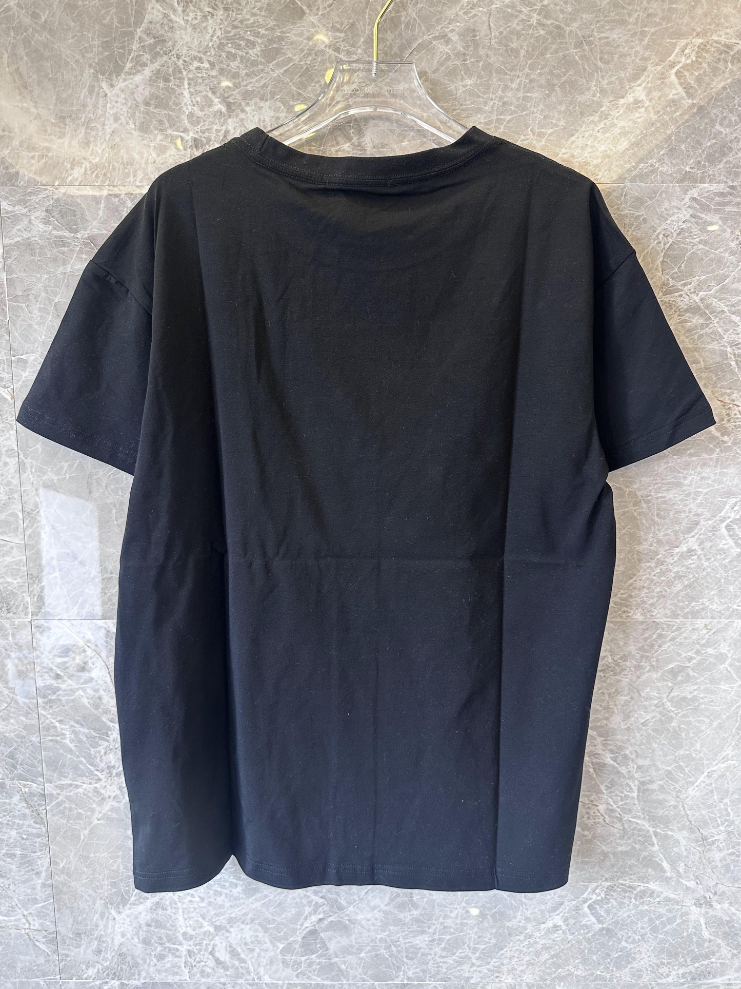 Camiseta negra con estampado del logotipo clásico de Chanel