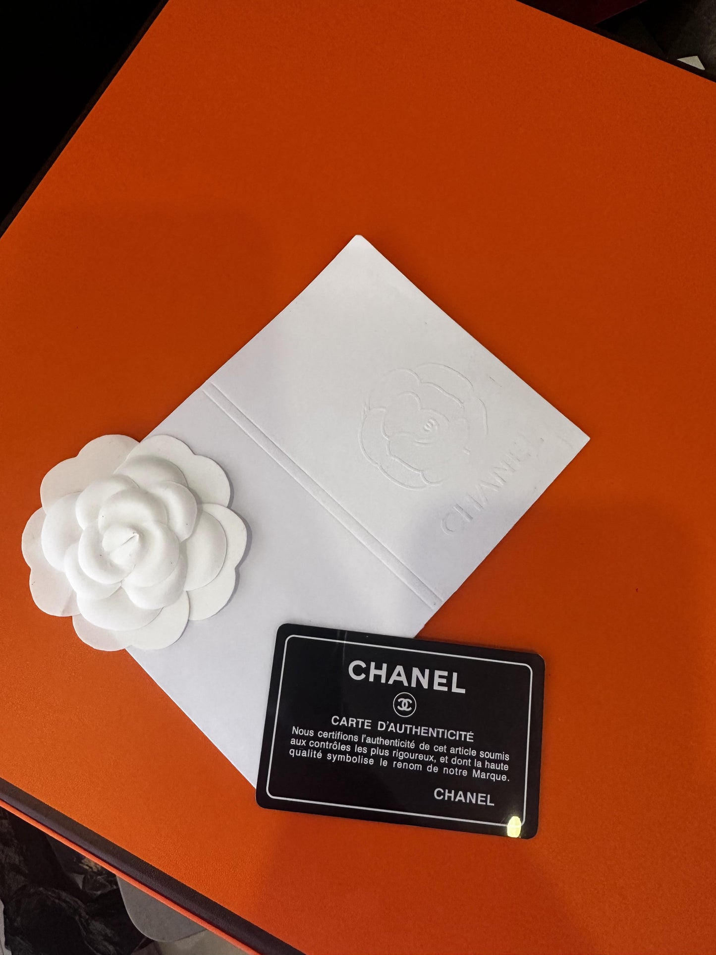 Camiseta negra con estampado del logotipo clásico de Chanel