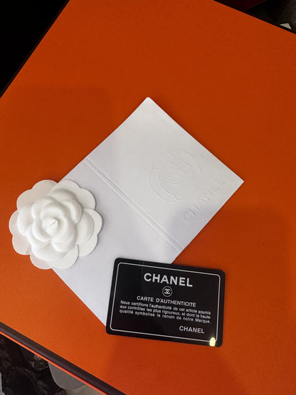 Camiseta negra con estampado del logotipo clásico de Chanel