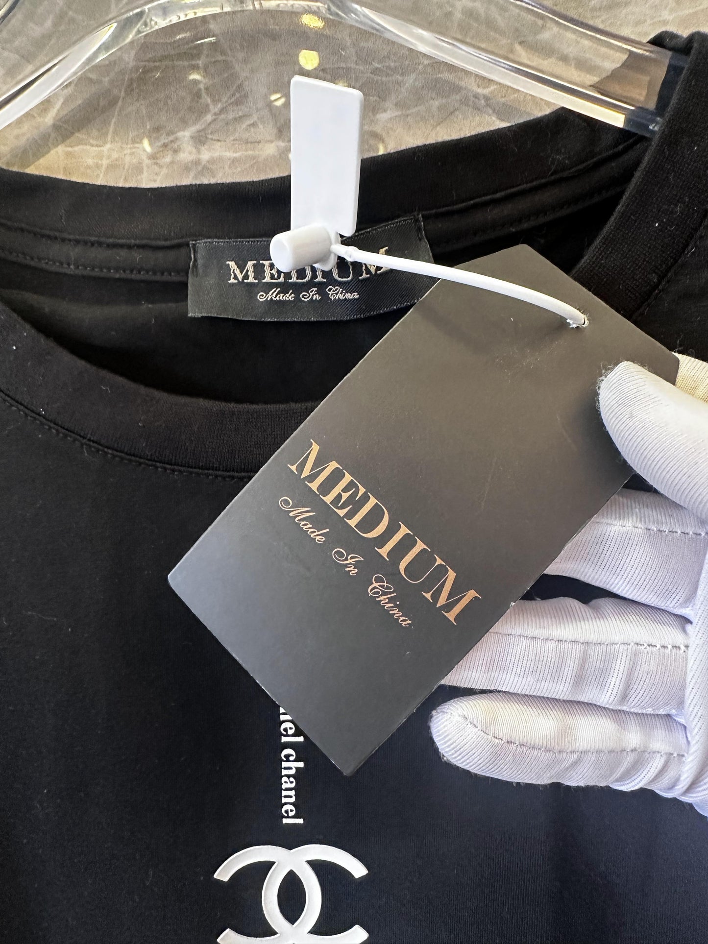 Camiseta negra con estampado del logotipo clásico de Chanel