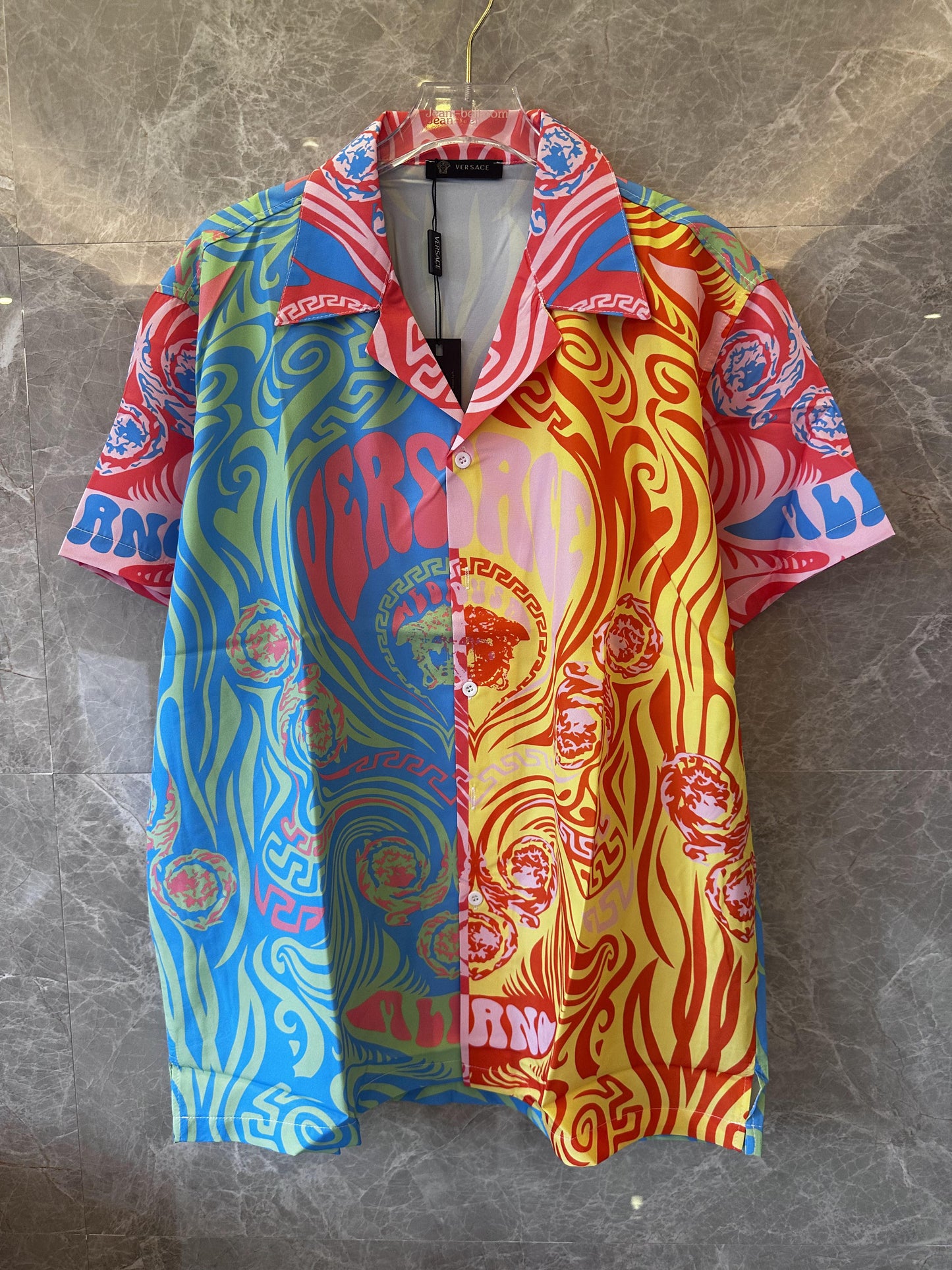Camisa de manga corta con estampado gráfico de Medusa multicolor de Versace