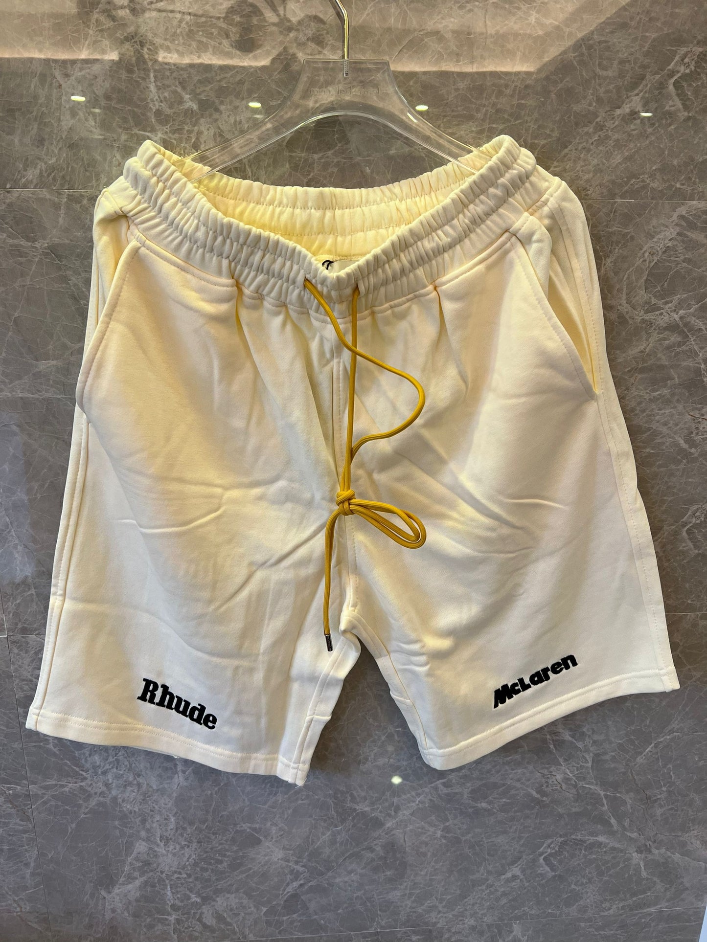 Shorts brancos com cordão e logotipo Rhude x McLaren