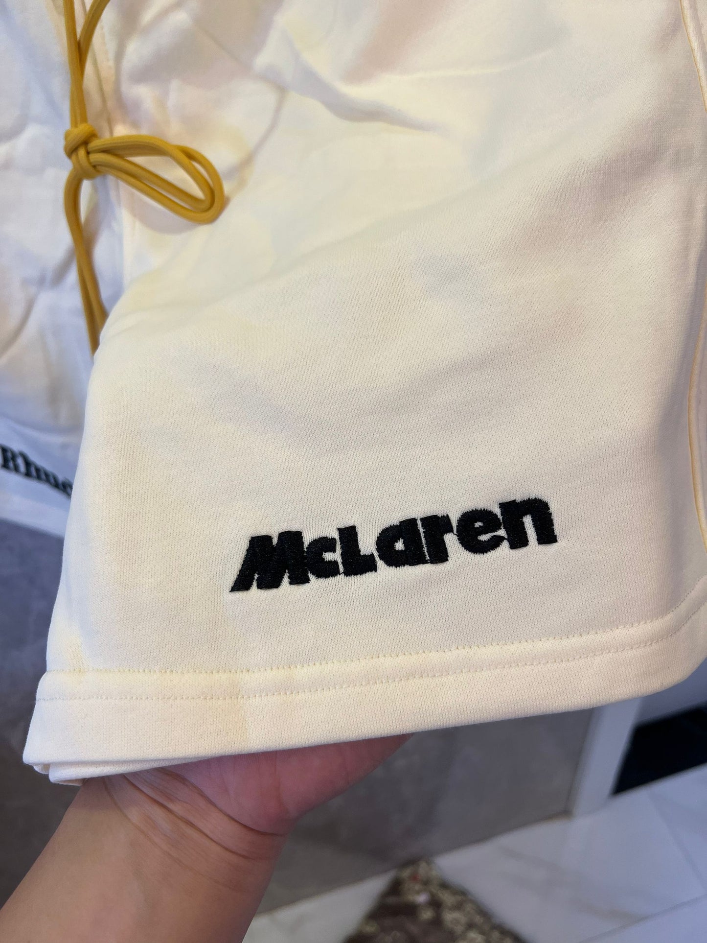 Shorts brancos com cordão e logotipo Rhude x McLaren