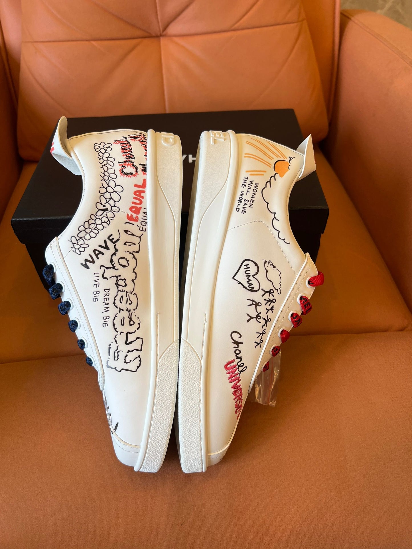 Zapatillas con grafiti de edición limitada Chanel x Pharrell