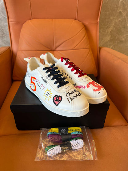 Zapatillas con grafiti de edición limitada Chanel x Pharrell