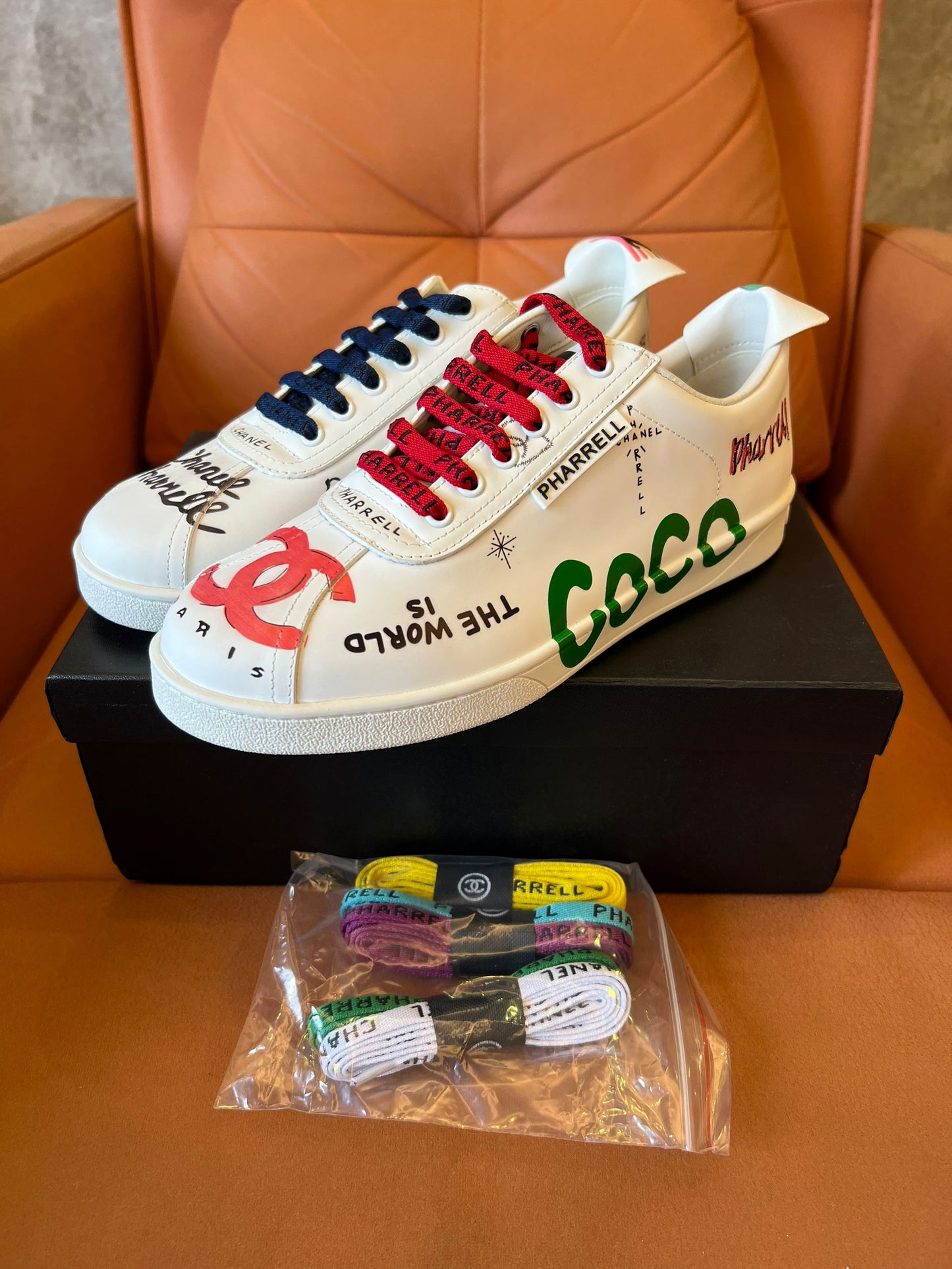 Zapatillas con grafiti de edición limitada Chanel x Pharrell